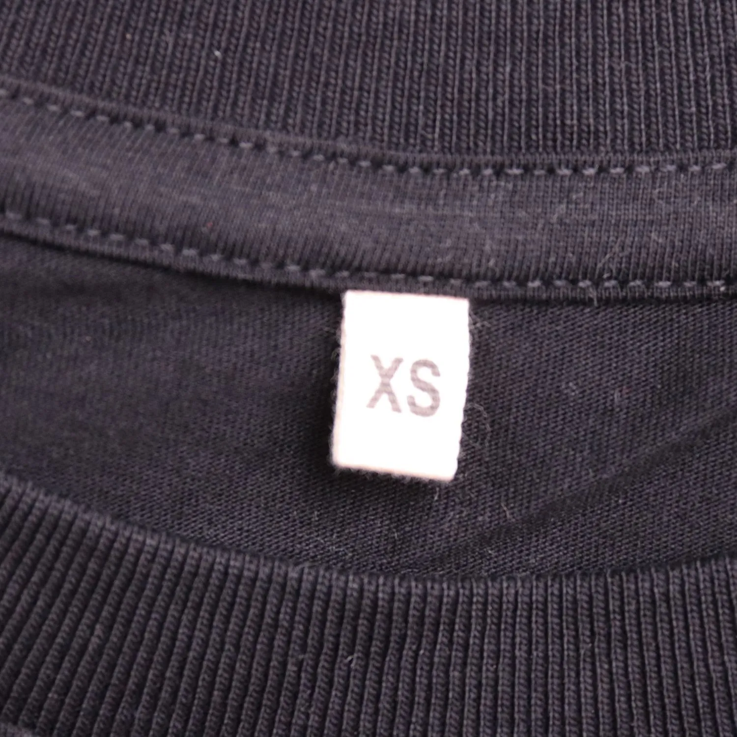 Чёрная футболка с контрастным принтом, размер 42 (XS)